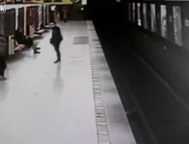 Εντυπωσιακή διάσωση 2χρονου που έπεσε στις ράγες του μετρό στο... παρά πέντε (βίντεο)